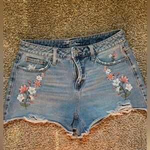 Time and tru shorts embroidered with flowers 🌸.